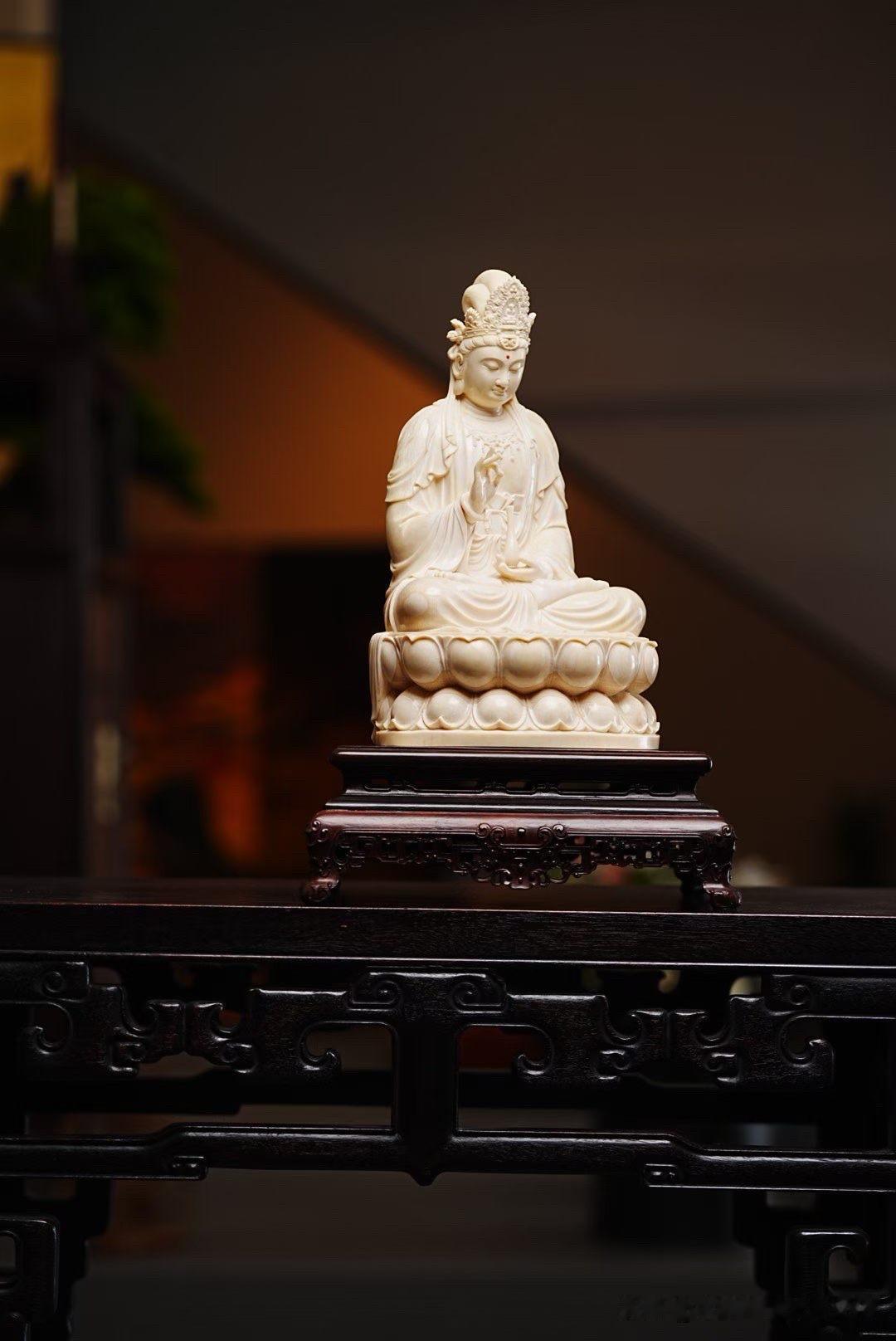 一尊观音，静坐千年时光。

猛犸冰料温润凝脂，天然肌理细腻柔和，清刀雕琢之下，发