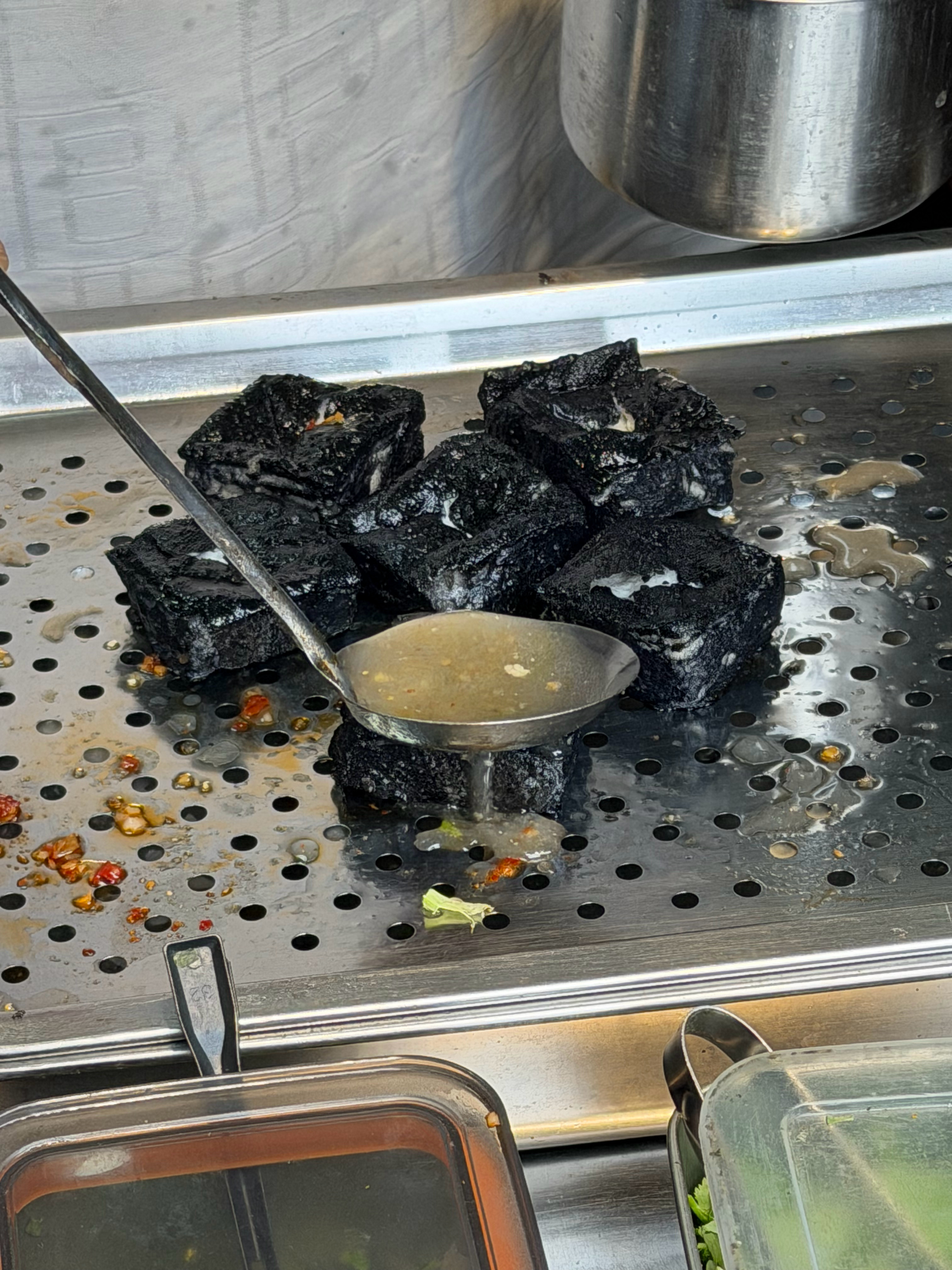 长沙黑色经典臭豆腐吃上了[捂嘴哭][捂嘴哭][捂嘴哭]很好吃就是很辣，辣的我直喝