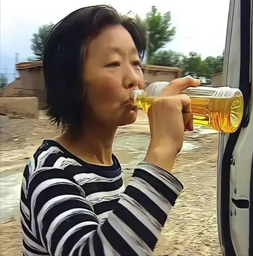 2006年，东北油田出了一位远近闻名的“毒妇”，她把汽油当饮料喝了三十年，被家人