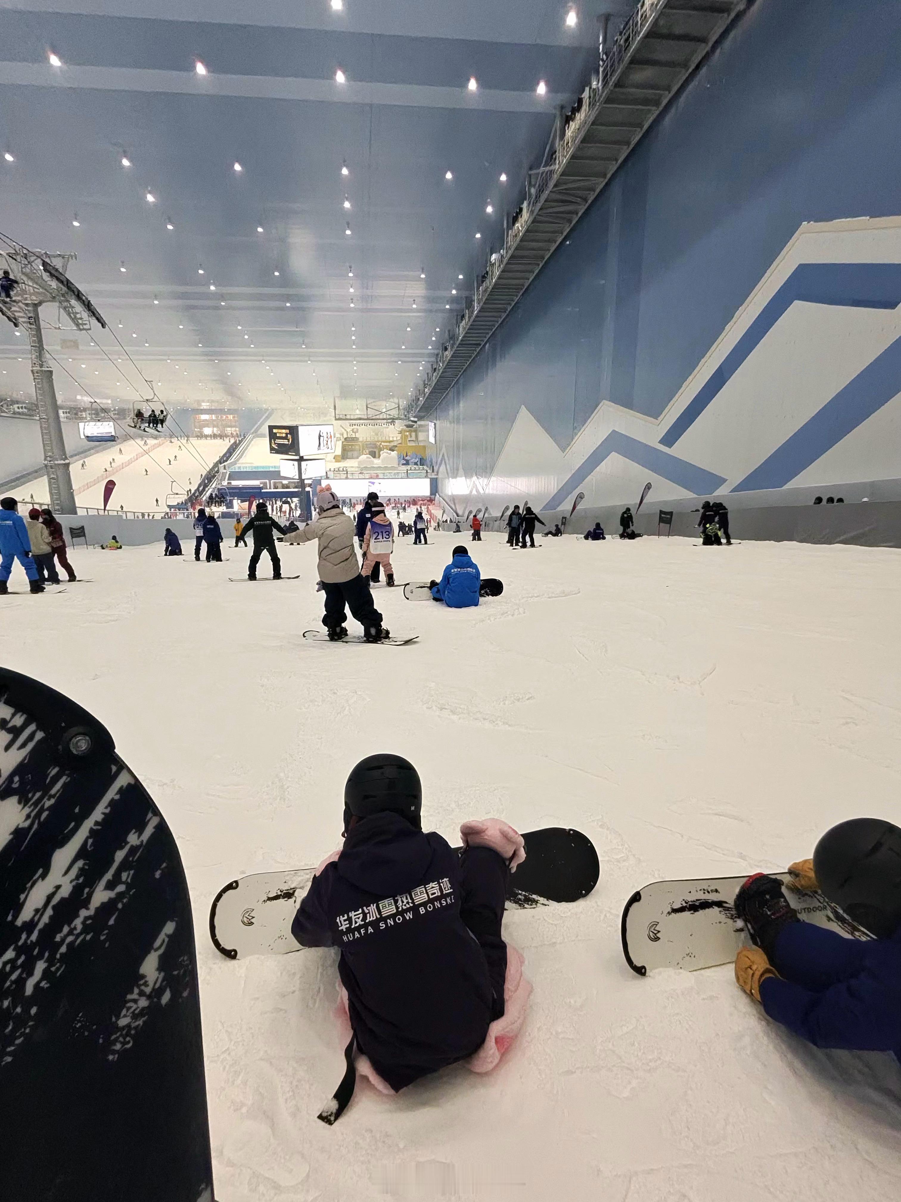 下午参加了OPPO ColorOS 16  在深圳新开的全球最大室内滑雪场前海冰