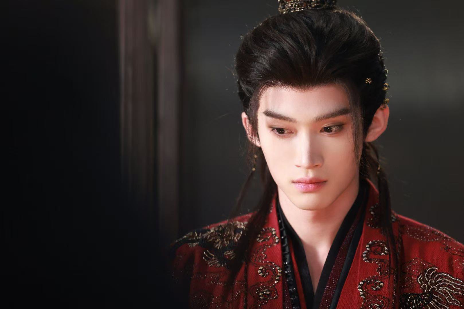 闫桉月鳞绮纪镜头封神谁懂啊！月鳞绮纪里闫桉每一个都是有效镜头，这张脸真的怎么拍都