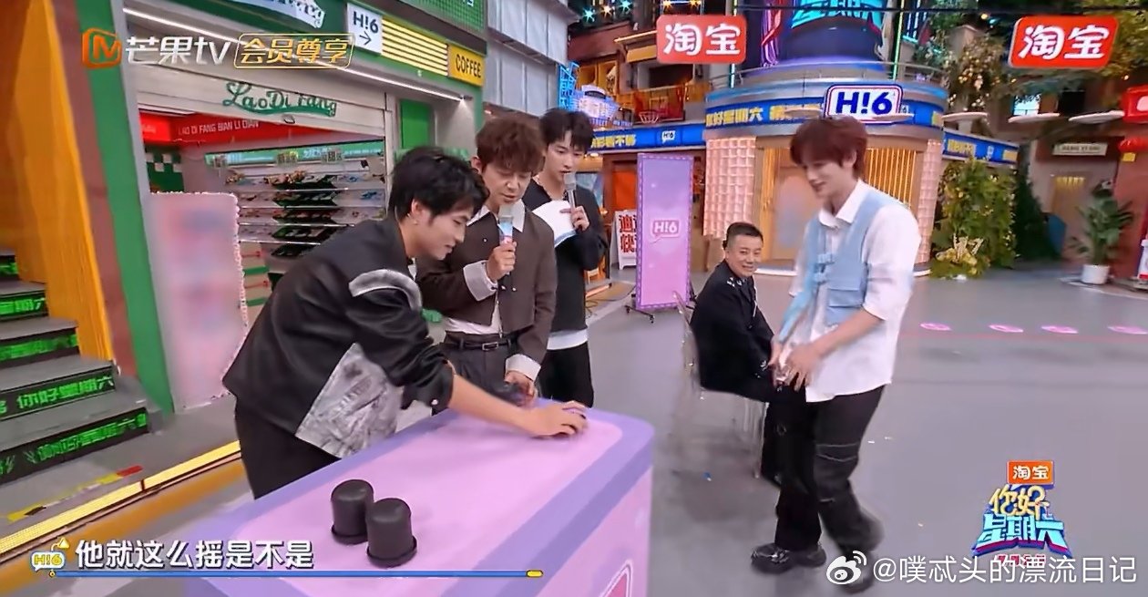 丁程鑫试图贴脸开大魔术师你好星期六 丁程鑫为破解魔术，主动登上舞台。藏好骰子、拿
