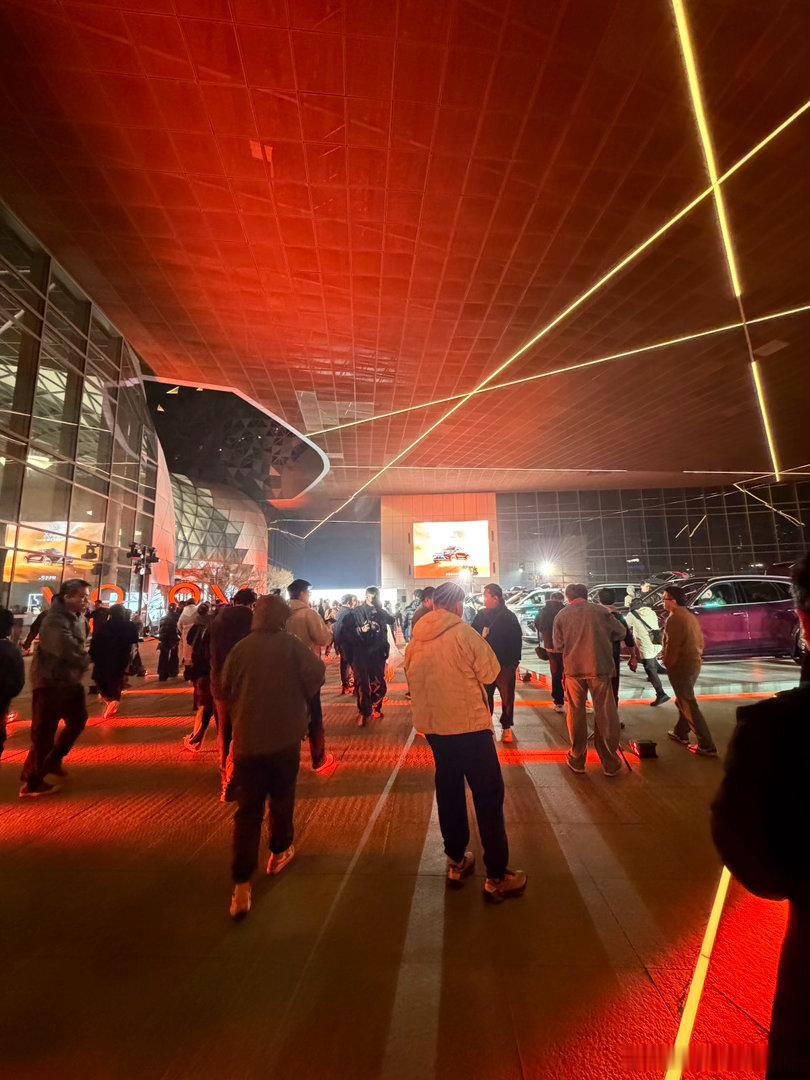 今天来参加极氪发布会现场挺有氛围感嘟极氪8x