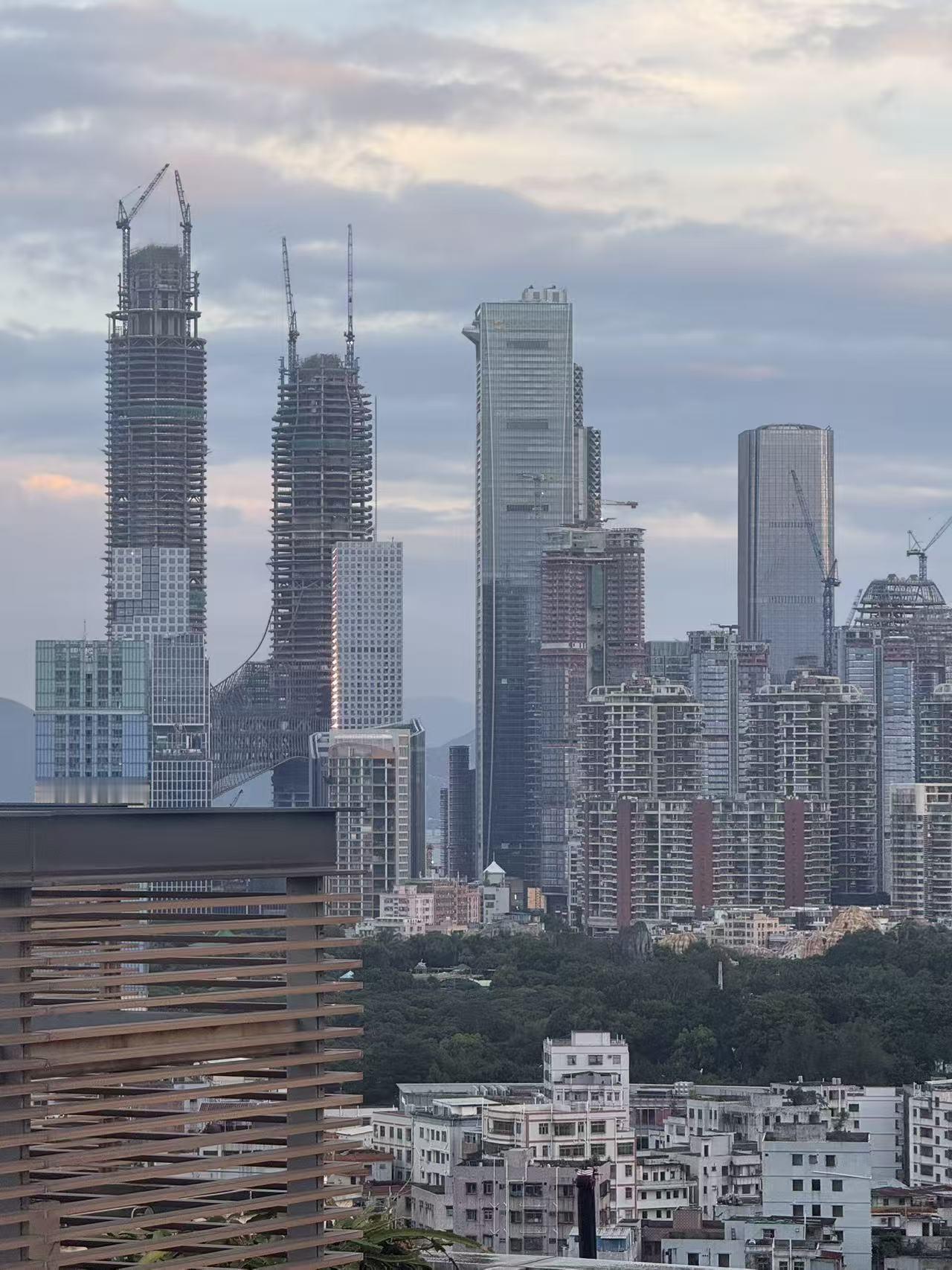 发现没？深圳外贸货物进口总额首次超过上海位居我国城市第一名，目前的深圳已经封顶中