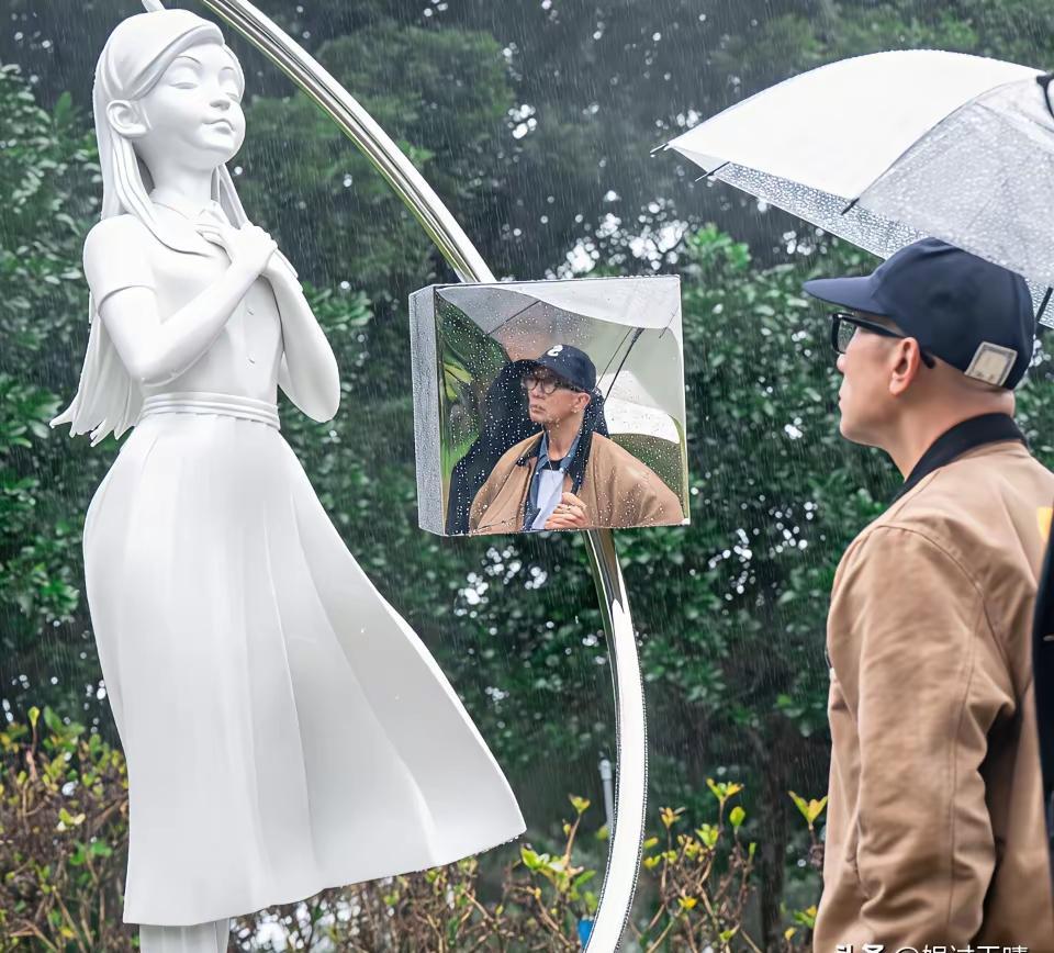 一尊雕像，让她『栩栩如生』；另一尊，却让她在流言里『丢了性命』。
别搞错了。
网