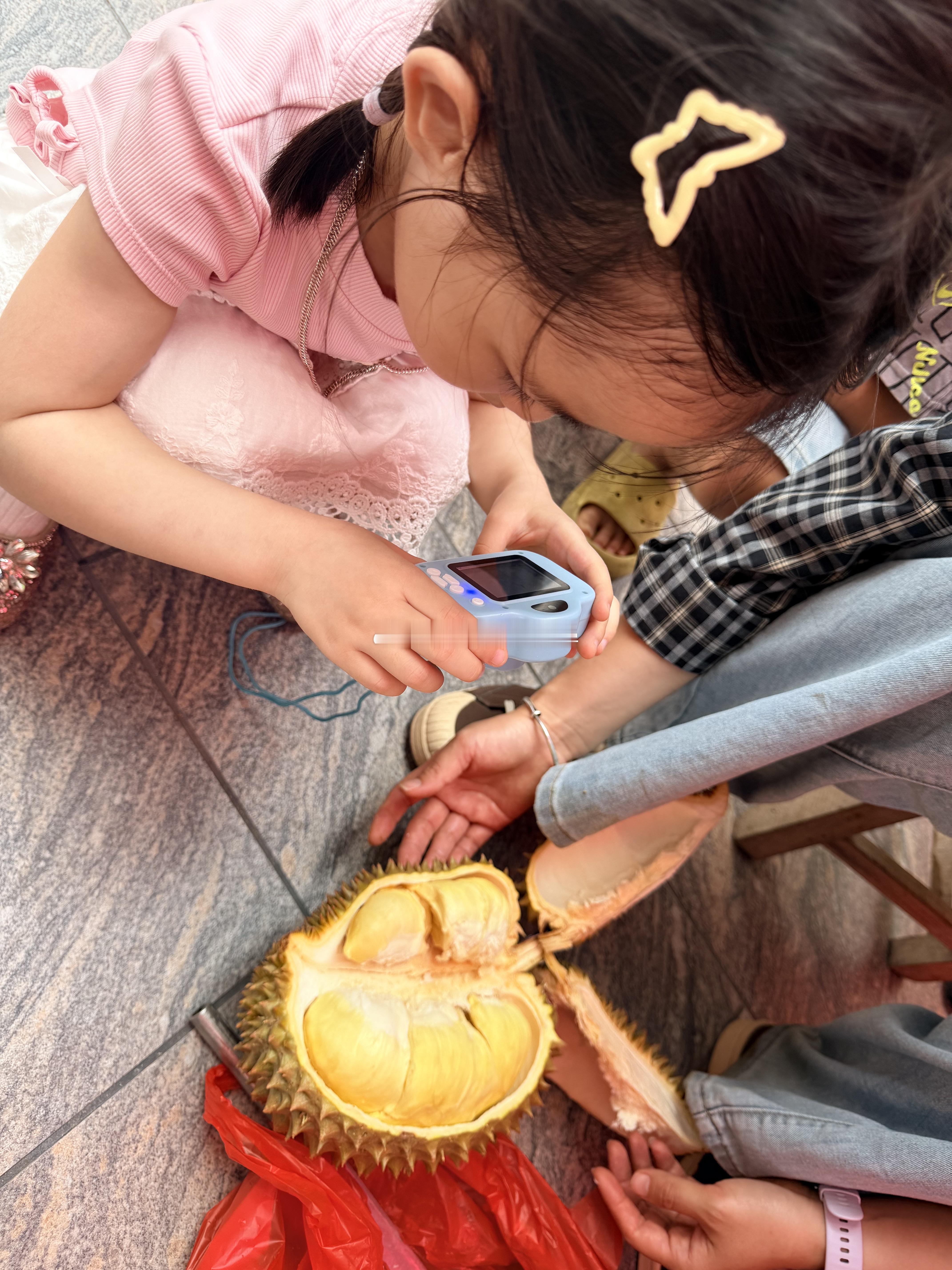 榴莲价格 说把价格打下来，也没降多少，都系要27/28一斤。看一下这两个够不够开