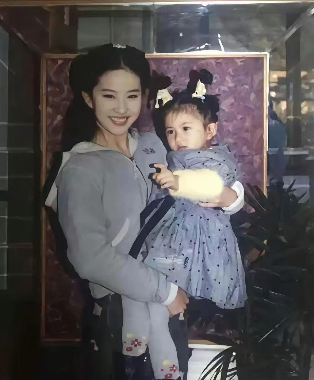 刘亦菲小时候才是真·神颜！从小美到大，颜值底子绝到离谱 