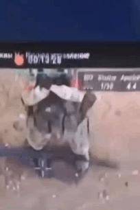 1名不小心进入乌克兰领土的俄军士兵恳求乌军无人机不要冲动，拼命打手势“释放善意”