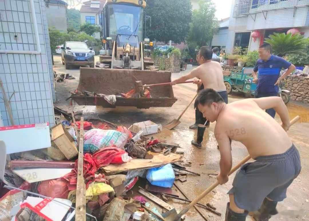 风雨面前浙江长兴党员干部赶考浙江长兴全城同心开展灾后自救这是一场党员干部与人民群