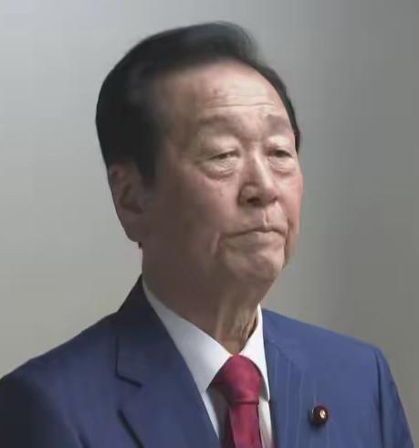 新年第一天，日本政坛起风了。

80多名议员挤进小泽一郎家里，掌声却不是给“祝酒