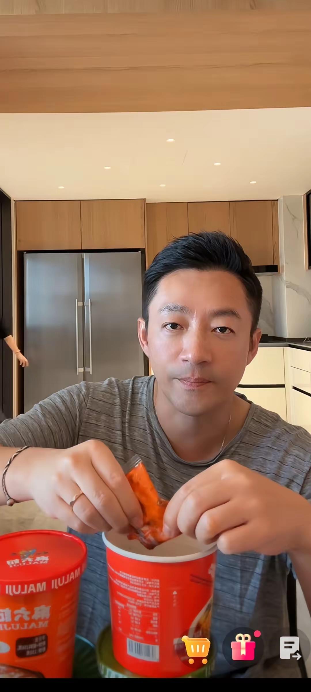 近日，汪小菲在直播里一句“凭什么我掏钱”，如同一颗重磅炸弹，瞬间炸出了千万人藏在