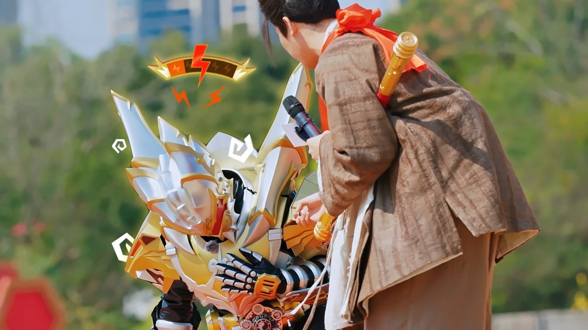 穆祉丞走到哪装备掉到哪 好萌的一个穆祉丞啊，发现装备掉了张大嘴巴呆住的表情太可爱