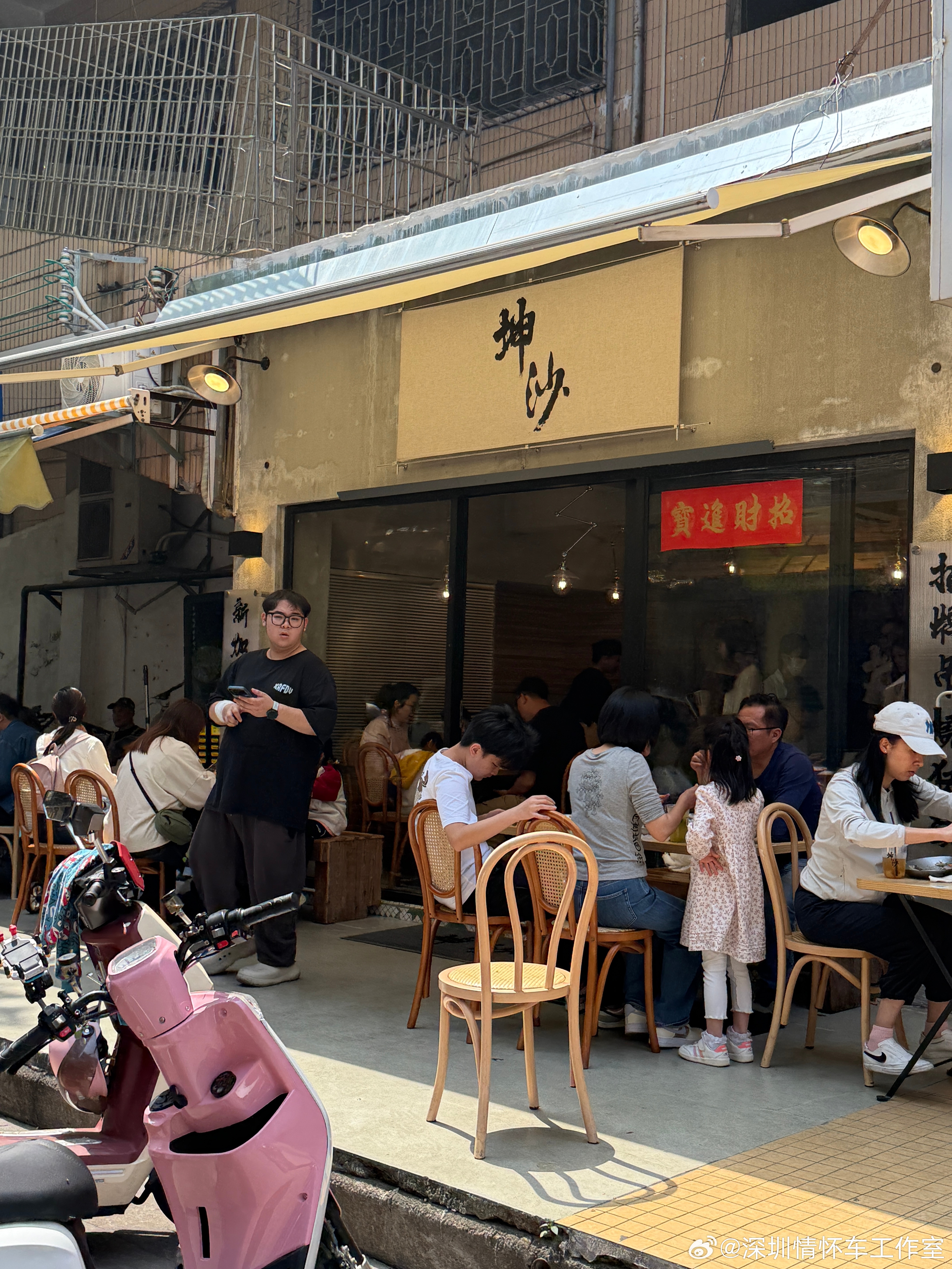 佛山，喜欢这座饮饮食食的城市，这里没有统一的招牌，只有各自用心的饮食招牌，出品着