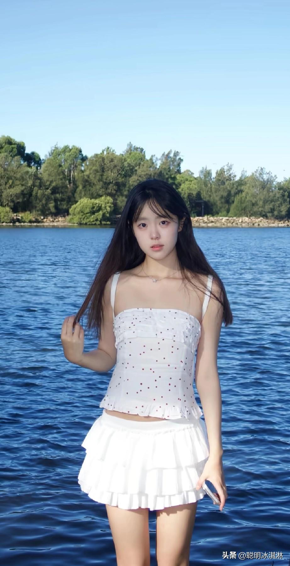 夏日清凉穿搭，白色荷叶边裙，湖边漫步，清新自然。