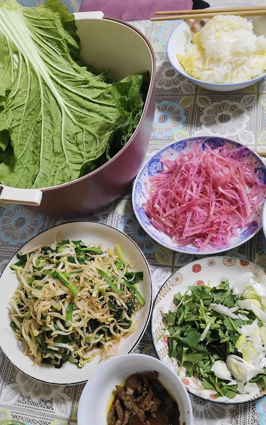 一位退休阿姨在头条连写八个月小作文，赚六百块。
女儿看不下去，说妈你别熬了，我每