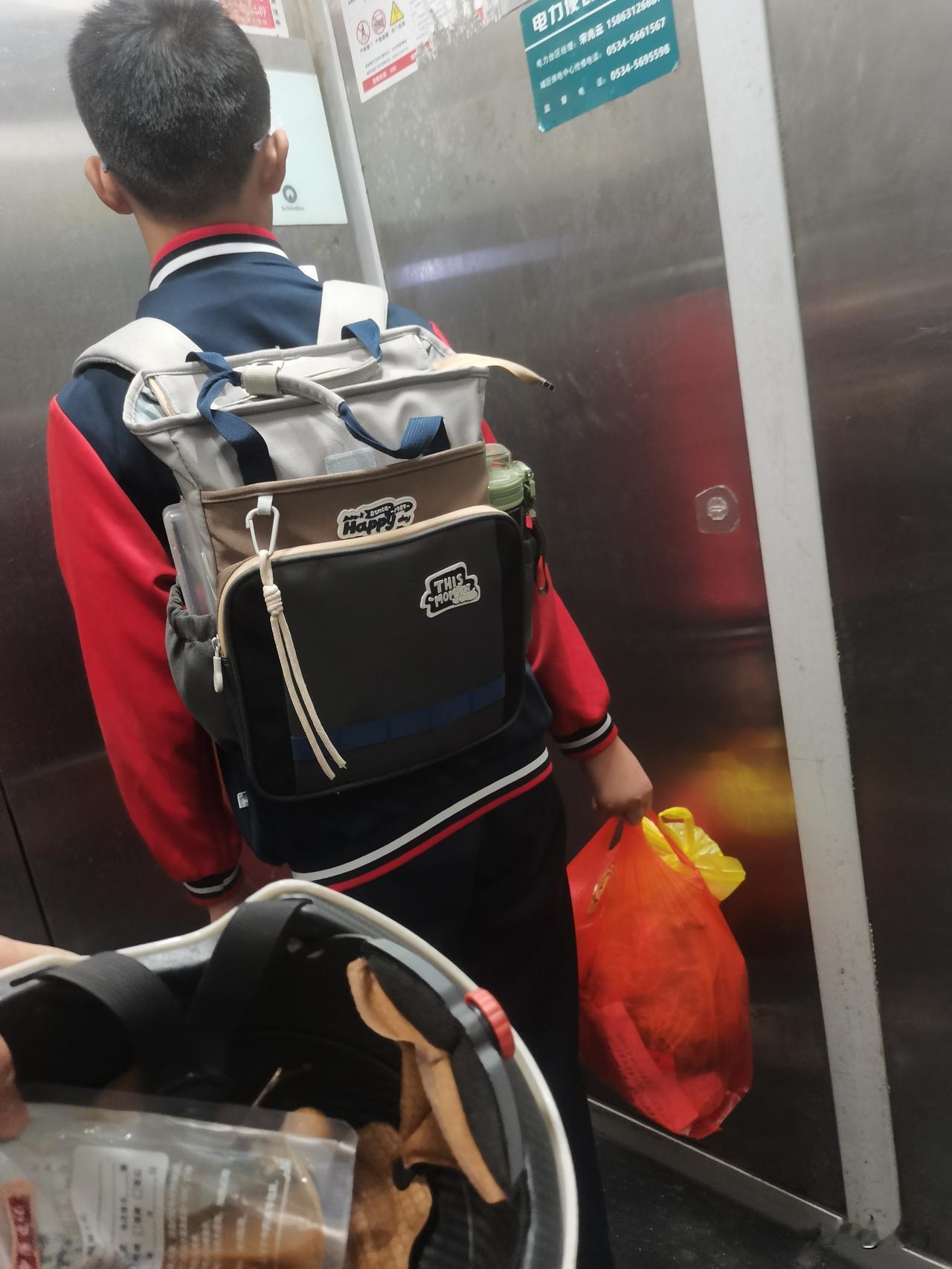 我儿子很懂事，还特别能干，
每天早上送他上学前出门只要门口有垃圾，
他都很自然的