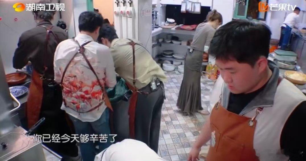  张百乔在中餐厅刷碗刷吐了中餐厅名场面中餐厅 谁懂啊！在中餐厅 洗碗，捶背时他还
