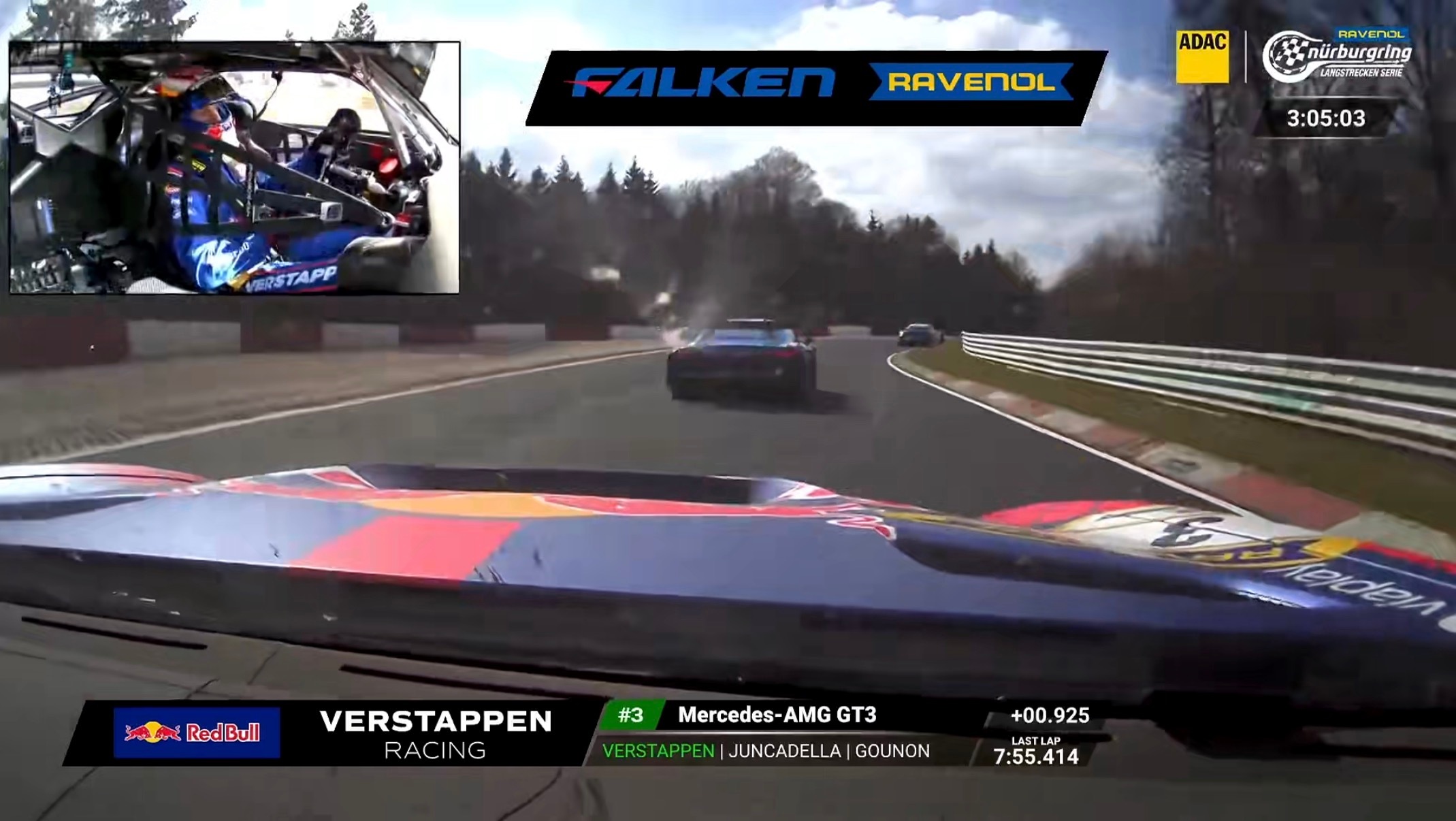 哈塞驾驶16号车在套慢车时受到一点影响，维斯塔潘立刻抓住机会，取得竟领跑！精彩交