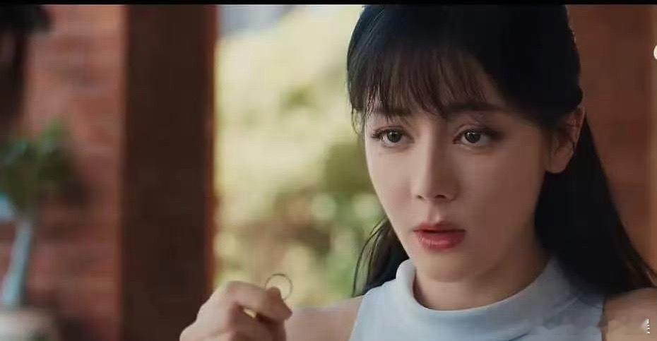 迪丽热巴的颜值，现在怎么给人一种越来越回去的感觉 