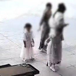 浙江湖州的一场纠纷让不少人心塞。一位家长拉拽孩子时，不小心把桌子带翻了，结果桌上