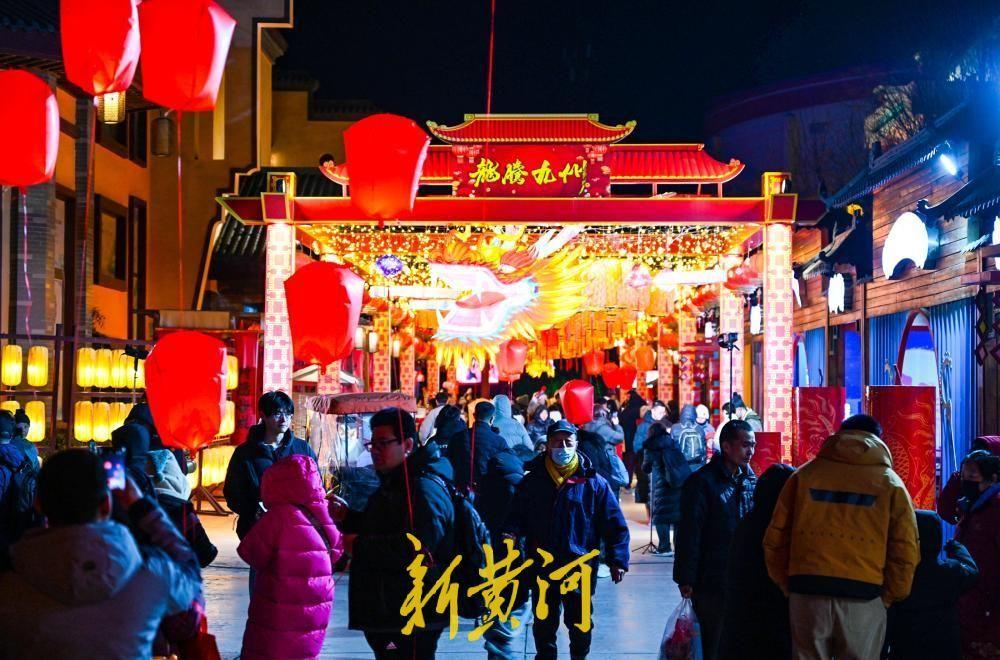 新春灯会国潮市集引游人，沉浸体验传统年味！2月7日晚，济南方特东方神画主题乐园新
