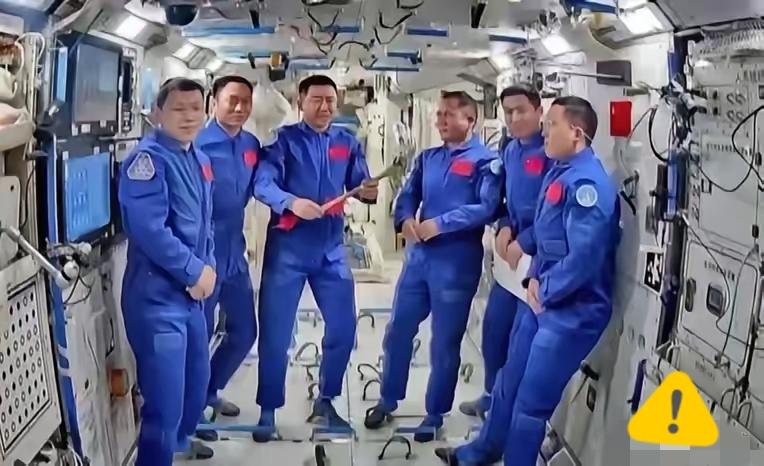 估计现在最让人担心的，

就是神舟二十号的航天员，

不是因为他们没有成功交接，