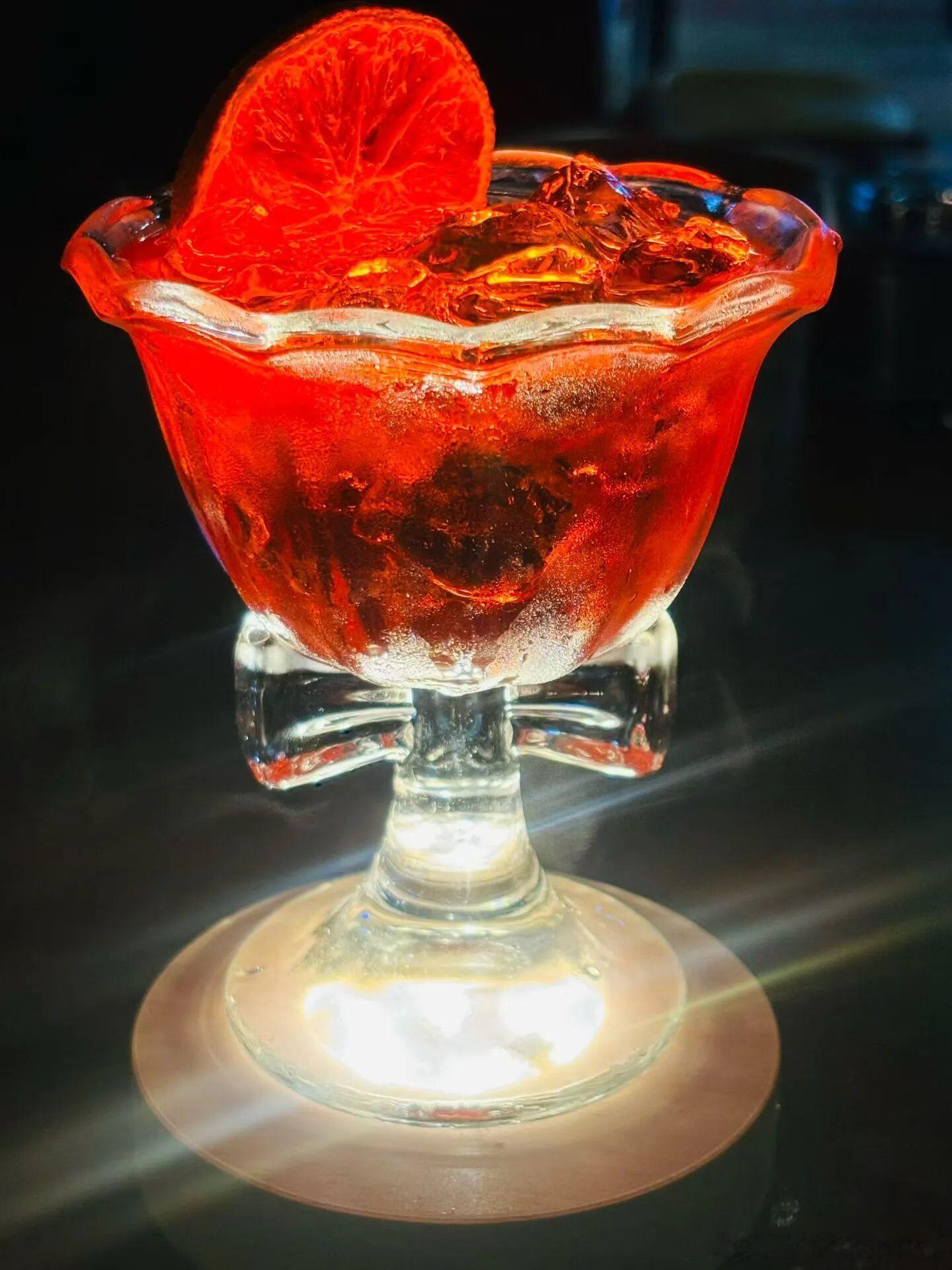 生活手记闲时小酌几杯酒，褪去白日奔波的疲惫，杯中流转的不只是醇厚酒香，更是人间百