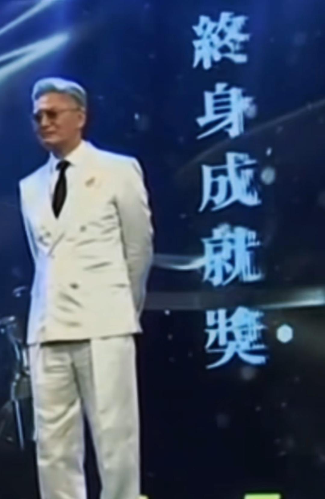 “终身高光时刻，成就非凡人生！”🌟✨气场不减当年，发哥虽然头发白了，但精神依然