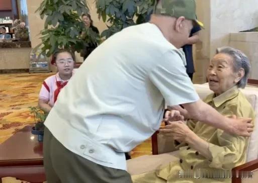 已经九十九岁高龄的杨泽君，时隔七十六年再度见到当年亲手照料过的伤员，仅仅依靠对方