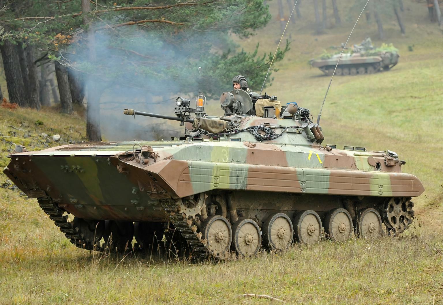 每天认识一件兵器 俄罗斯BMP-2步兵战车BMP-2是BMP-1步兵战车的改良型