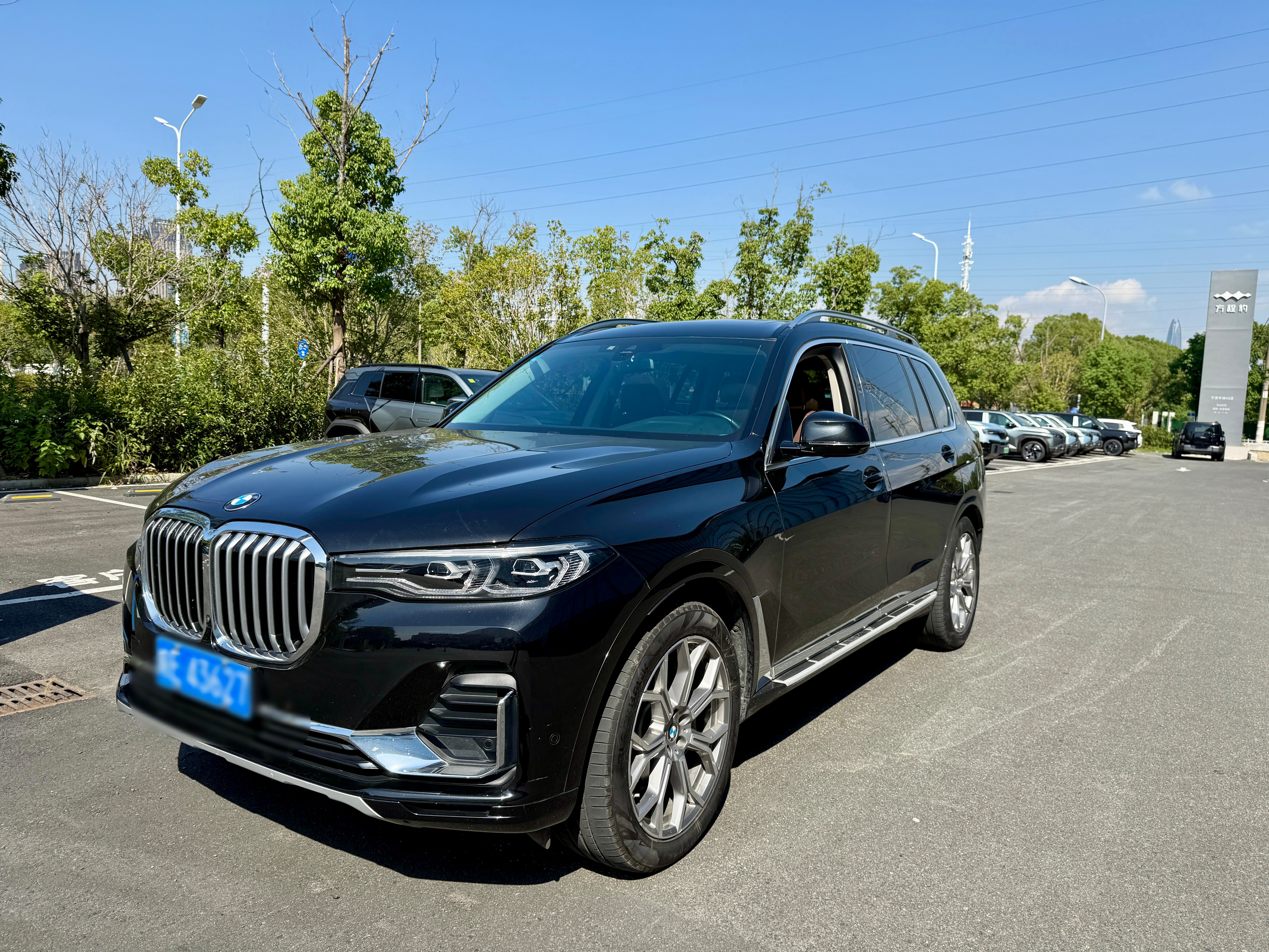 二手50万的宝马X7怎么样？其实还是非常好开的，没有任何笨重感，对于老司机来说非