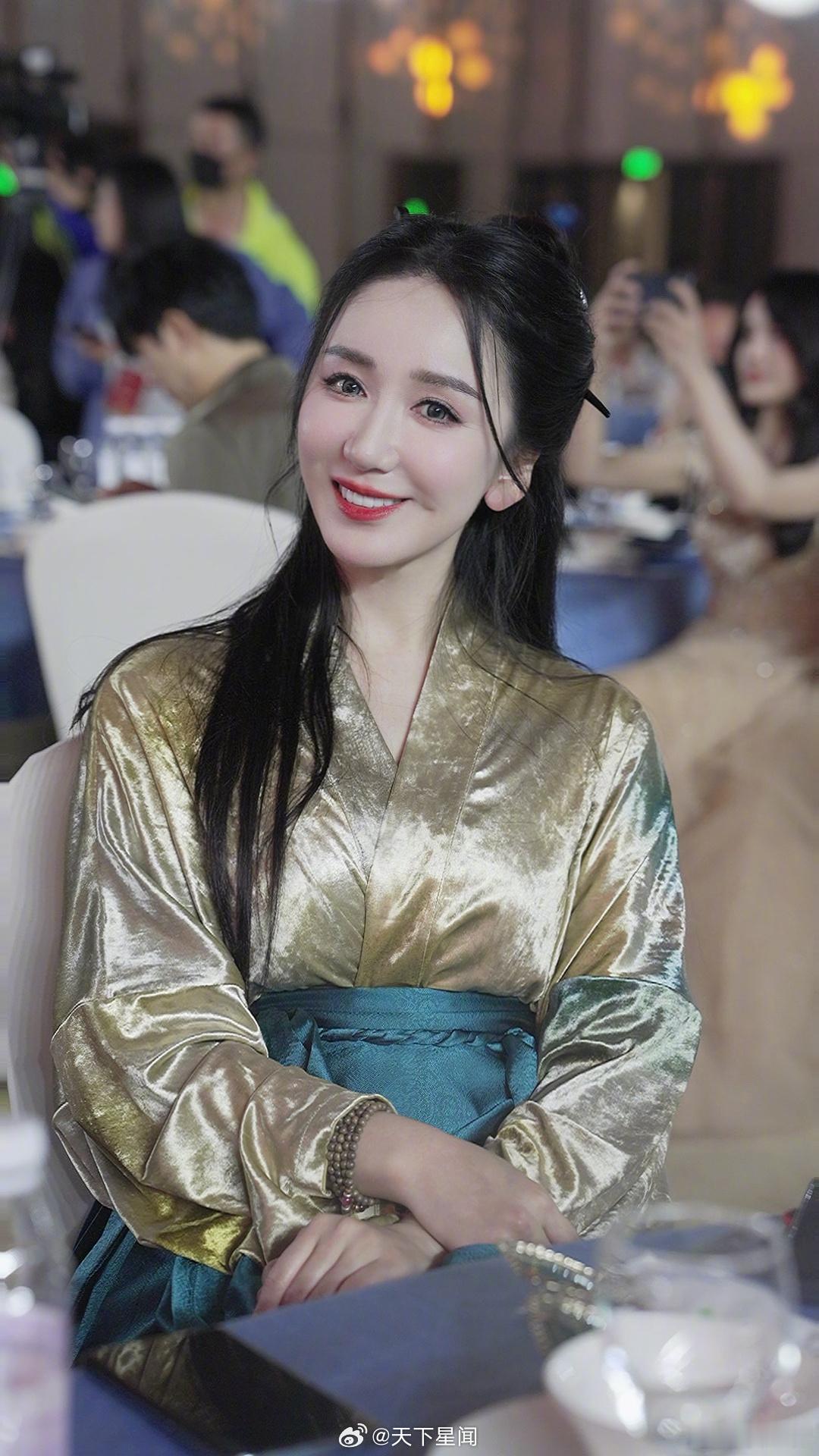 娄艺潇 