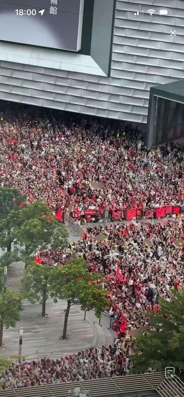 肖战香港线下人气太恐怖了 