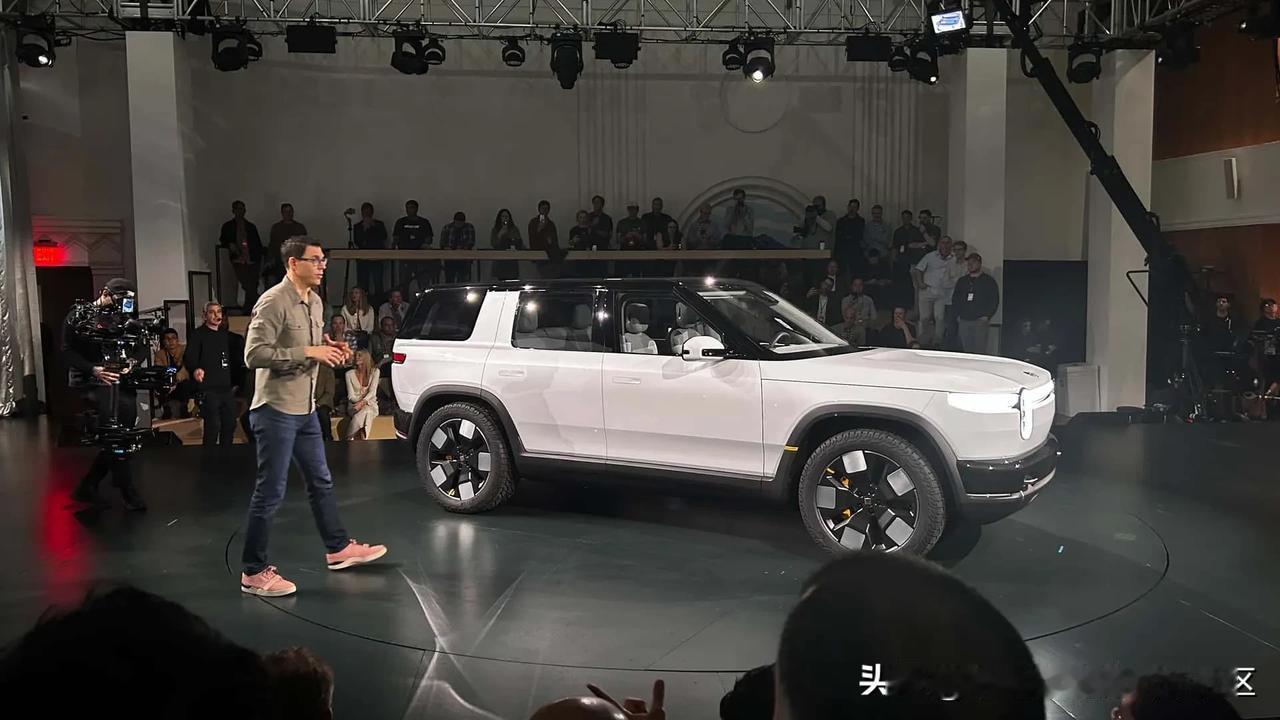 Rivian R2发布亮相，起价45000美元，支持NACS充电标准[思考]车身