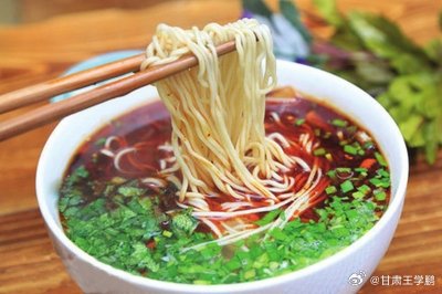 一碗牛肉面读懂金城清晨读懂兰州的清晨，不必奔赴黄河与中山桥，站在牛肉面馆后厨便能
