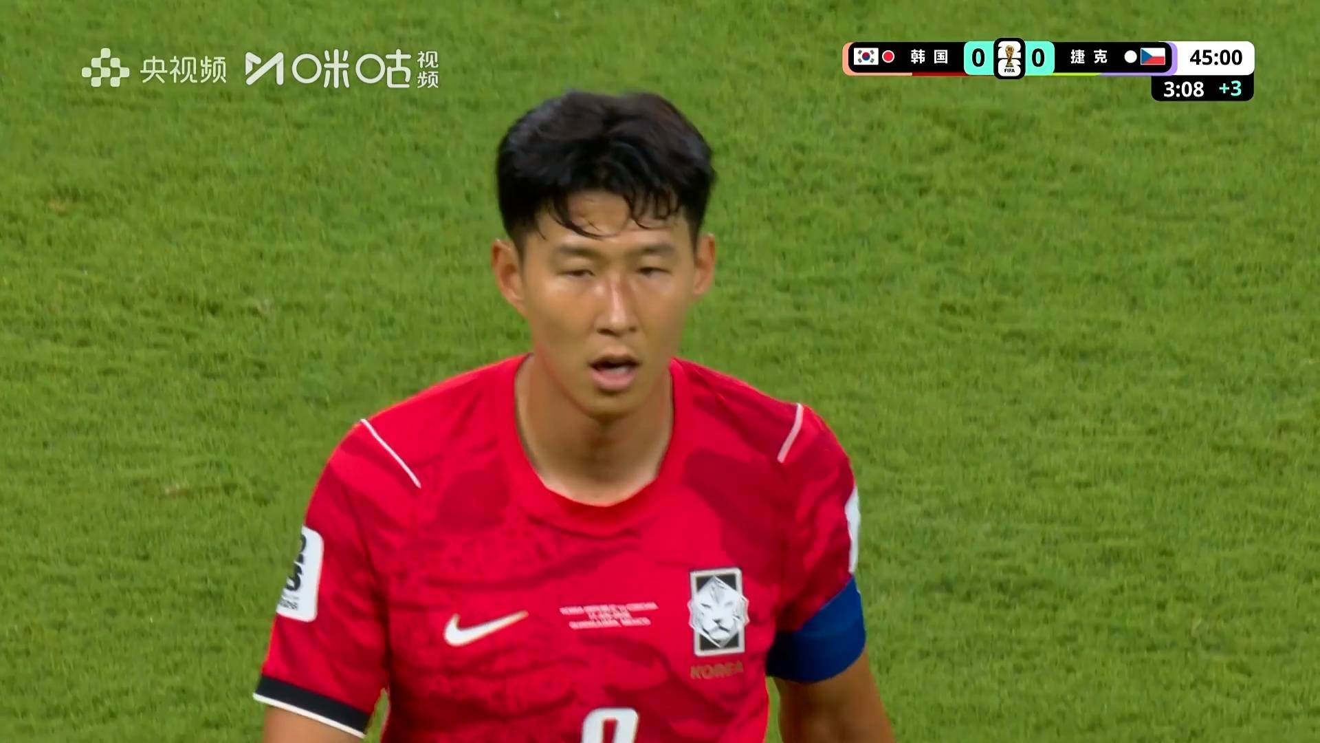 孙兴慜 上半场比赛结束，韩国队0-0捷克队。整个上半场韩国队在全场球迷的助威声中