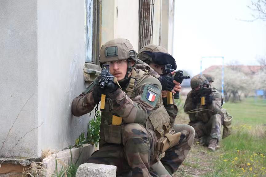 法国不愧是欧洲老大哥，目前法国是向格陵兰岛派兵最多的国家，一共是15人，比德国足