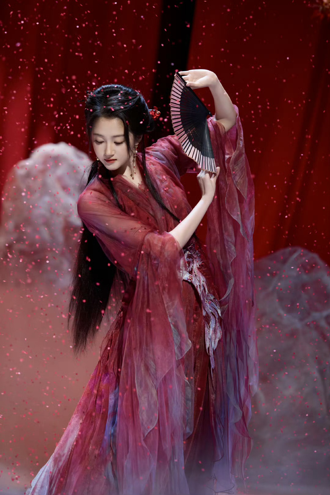 关晓彤苏公堤舞台图关晓彤红衣执扇关晓彤苏公堤舞台图，一袭红衣执扇轻盈舞动 ​​​