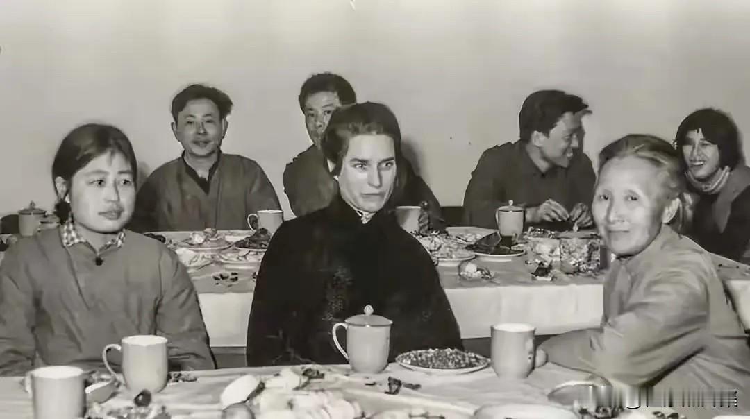 上世纪七十年代末，郭永怀院士夫人李佩（前右一）在研究生院和外籍教授玛丽（前右二）