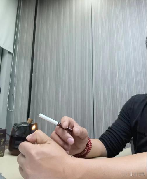 收盘了点一根烟，平复一下心情，刚刚我一银行的同打电话，说他老公弄了小盘股基金，而