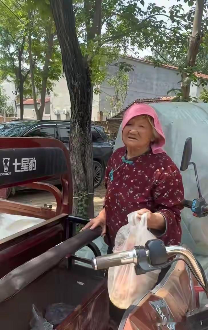 不管多大，在父母眼中我们都是孩子！在河南开封，一位85岁的老母亲，天天骑着一辆旧