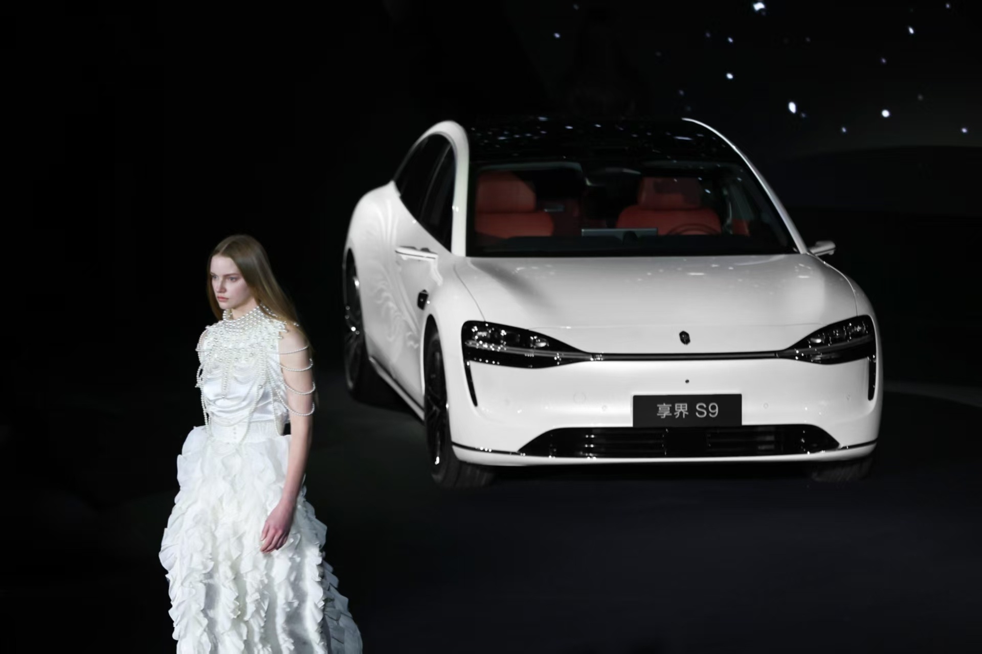 北京时装周 X 享界S9｜9T。打造高端品牌，就是得多参与点这种有调性的活动。 