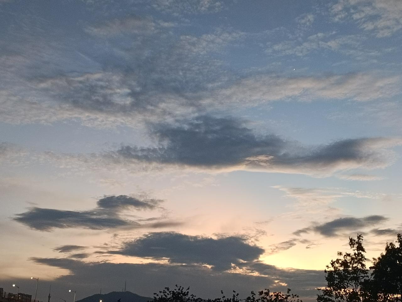 空山新雨后，天气晚来夏。
一道残阳铺满天，半边瑟瑟半边红。