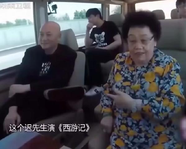 陈丽华夸丈夫长得漂亮，很多女生排队追，从不敢跟迟重瑞开玩笑，互相尊重的在一起，淡