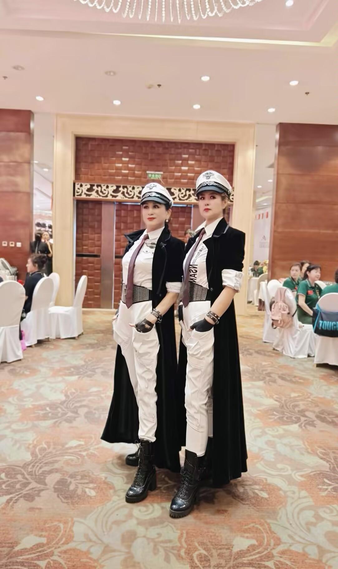 演出后的两姐妹，猜猜哪个是姐姐？