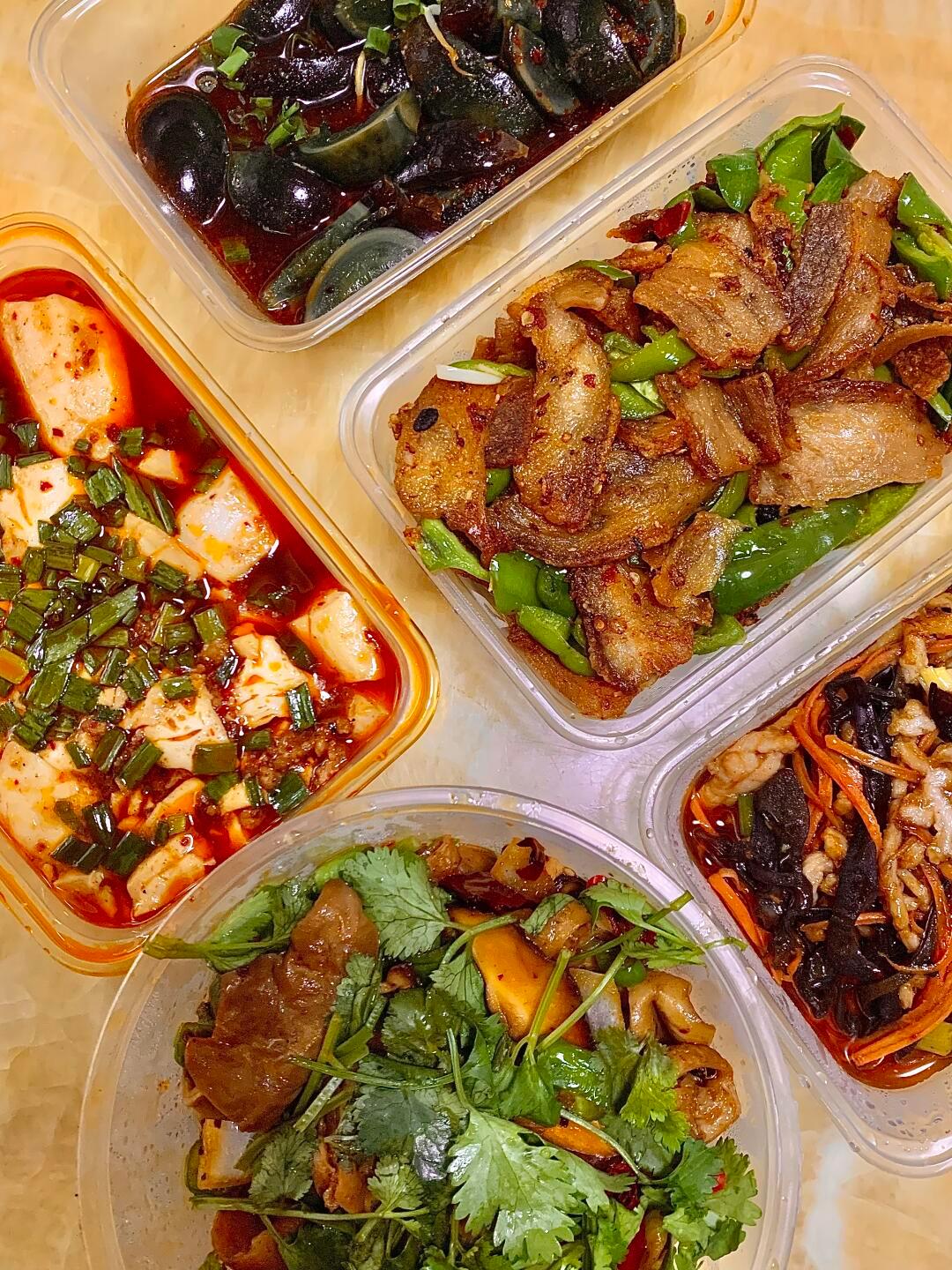 一周21顿饭近一半是外卖对我来说，外卖真的有存在的必要性[泪奔]首先就是我不会做