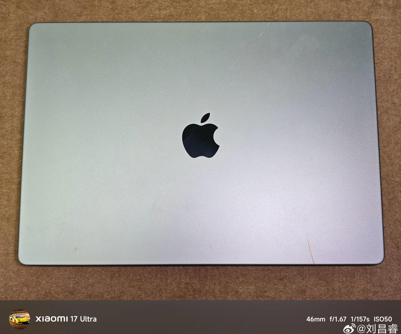 刚刚发现我的 MacBook Pro 有一条油漆笔的痕迹
昨天我买了油漆笔，但没