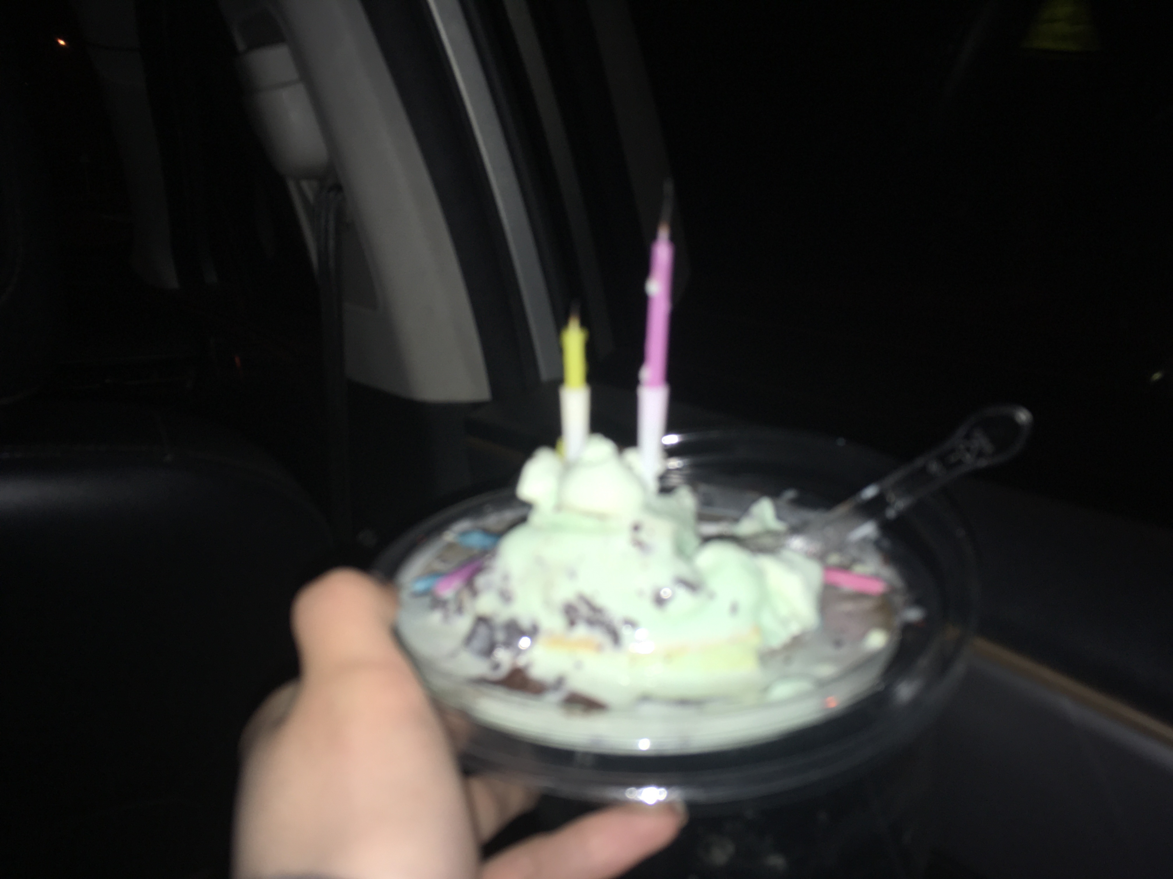 纪念一个在滴滴上吃蛋糕的25岁生日一整个狼吞虎咽但其实吃完特别爽◉‿◉ 