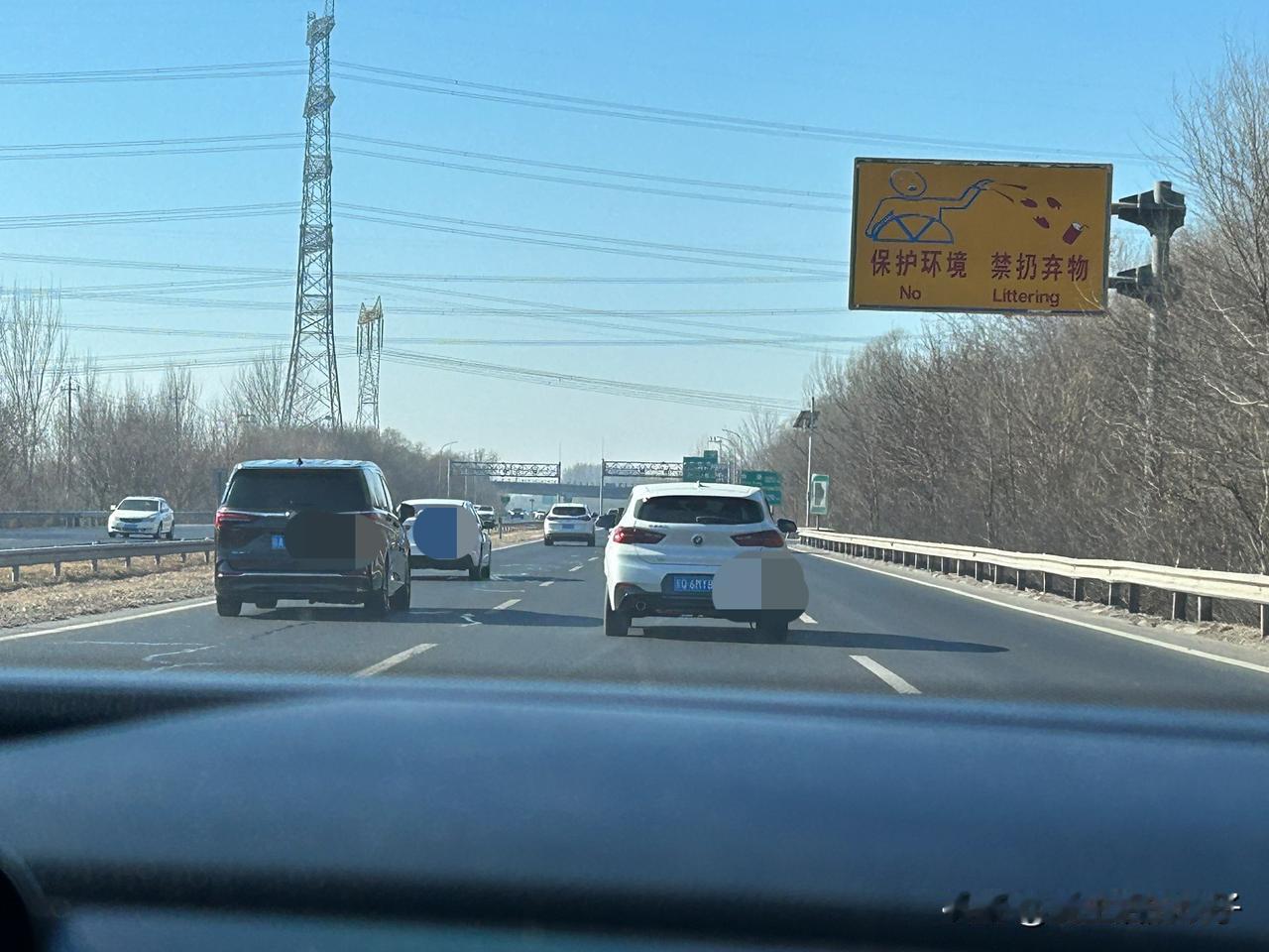 今天高速上，还真是油车比电车多！

今天上高速，一眼望去还是油车占多数，车流稳稳