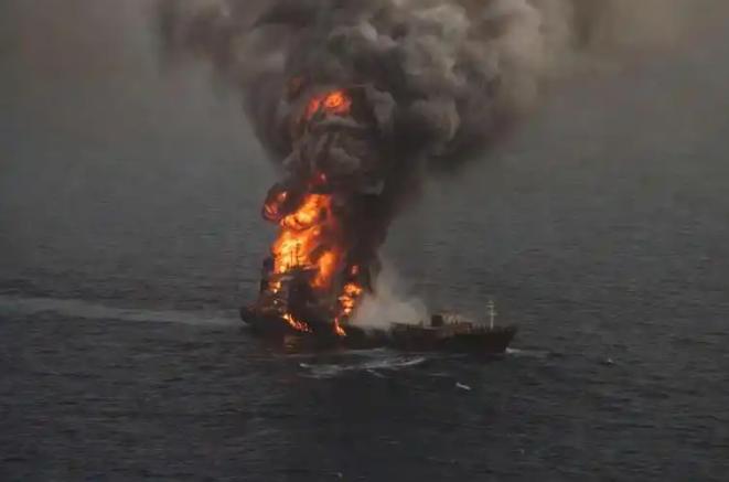 黑海后半夜突然炸了，一艘从俄罗斯拉满原油的土耳其油轮，在离伊斯坦布尔海峡不远的海